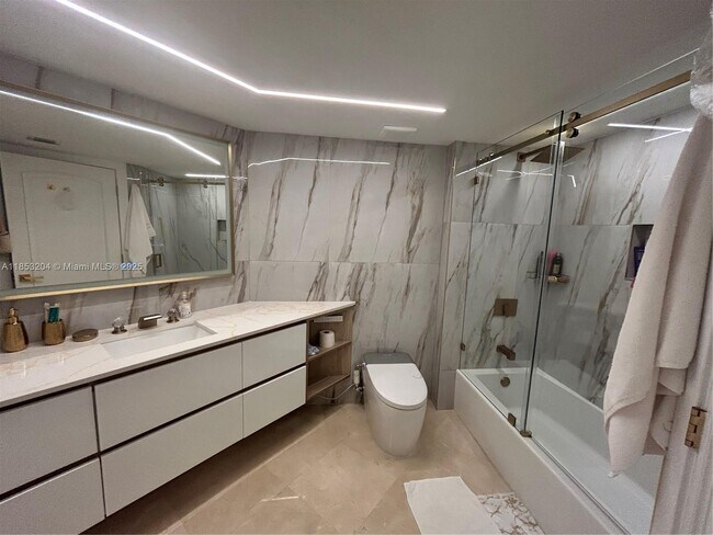 Building Photo - 16425 Collins Ave