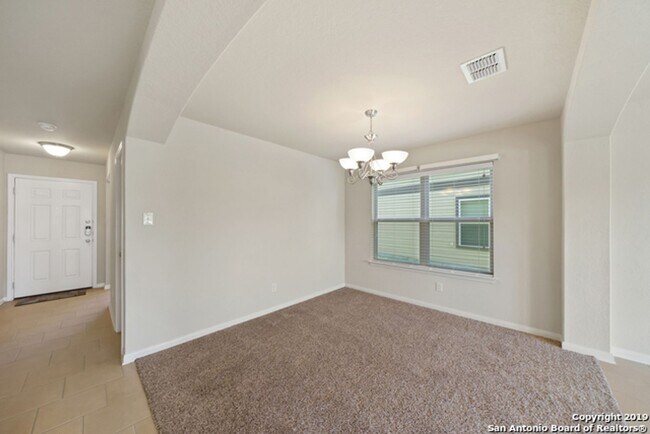 Building Photo - 4 Bedroom/2.5 Bath Mesa Creek Subdivision