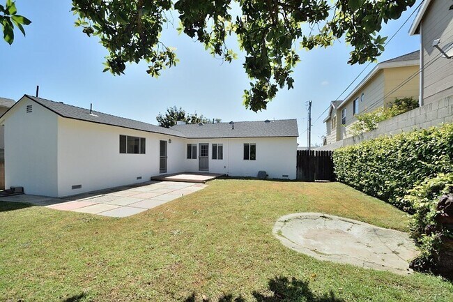 Building Photo - 3 Bedroom 2 bath Home, 2 Car garage, Air Conditioned