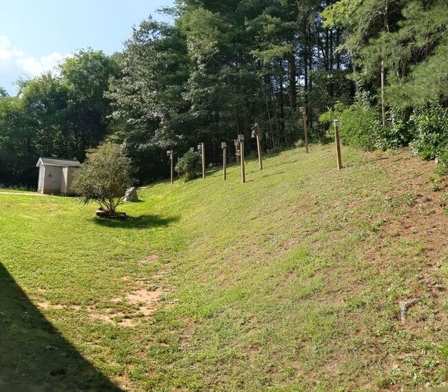 Building Photo - Great 3 Bedroom 2 Bath Home in quiet resid...