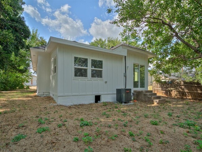 Building Photo - 1814 N Jordan Ave