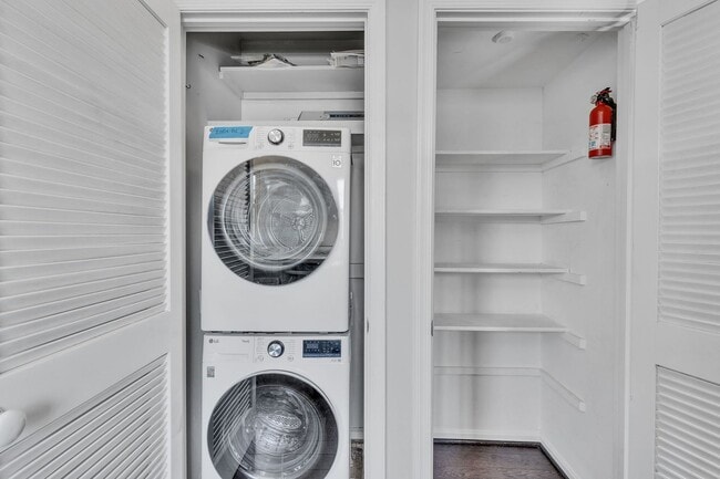 Building Photo - 2 Bedroom with Loft in Old Town North