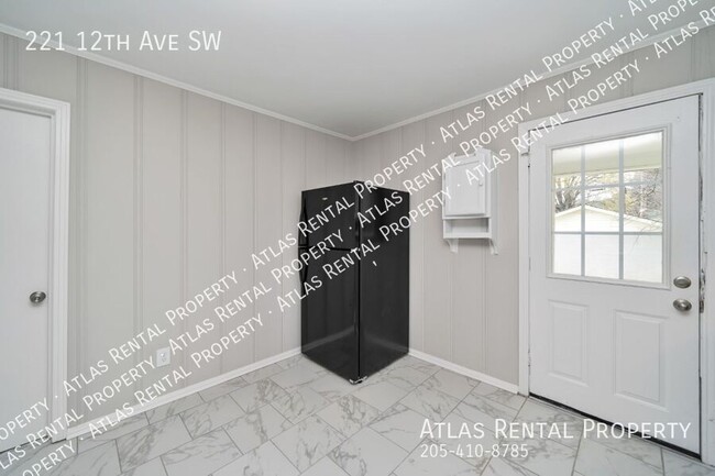 Building Photo - 221 12th Ave SW