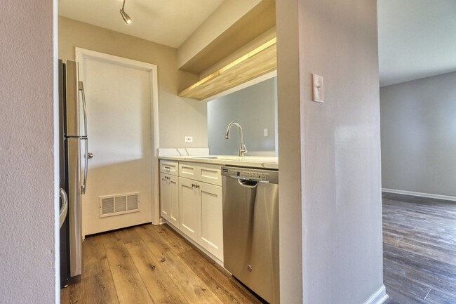 Building Photo - 364 Grissom Ct