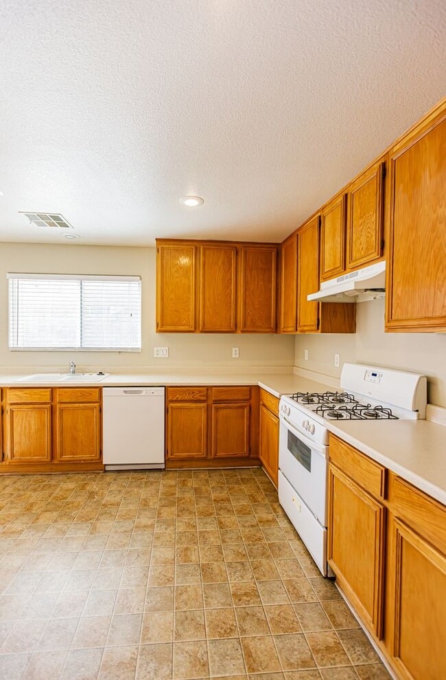 Building Photo - 4 Bedroom home located in Silverado Ranch