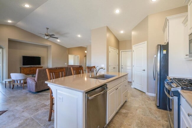 Building Photo - Bright & Beautiful 2 Bedroom Home in Sun R...