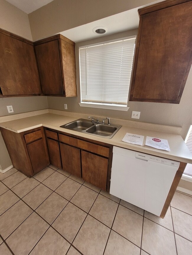 Building Photo - 2 bed 2 bath duplex unit