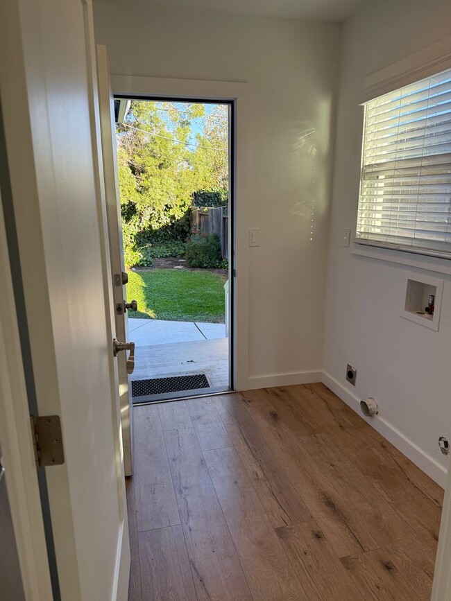 Building Photo - Beautifully Updated 2/2 Duplex - 4033 Miller Way