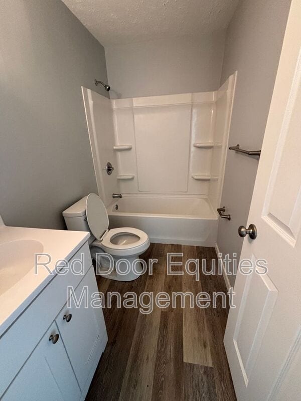 Building Photo - 117 W Walnut St