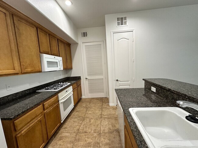 Building Photo - Guard Gated 2 Bed/2 Bath Condo w/Resort St...