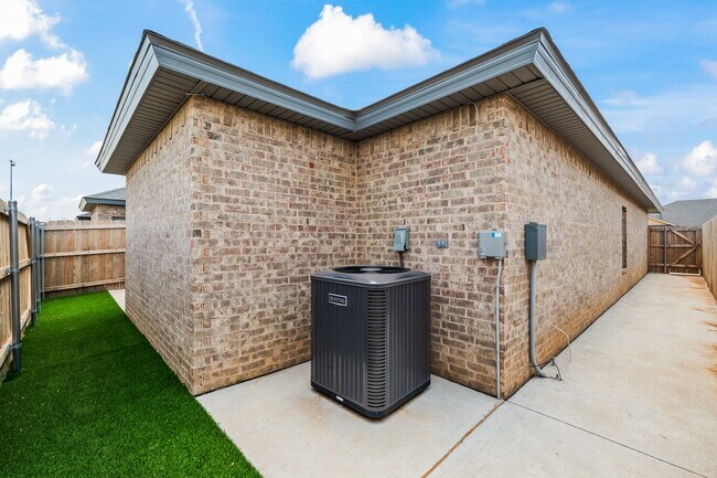 Building Photo - MOVE IN SPECIAL: $500 GC if lease starts b...