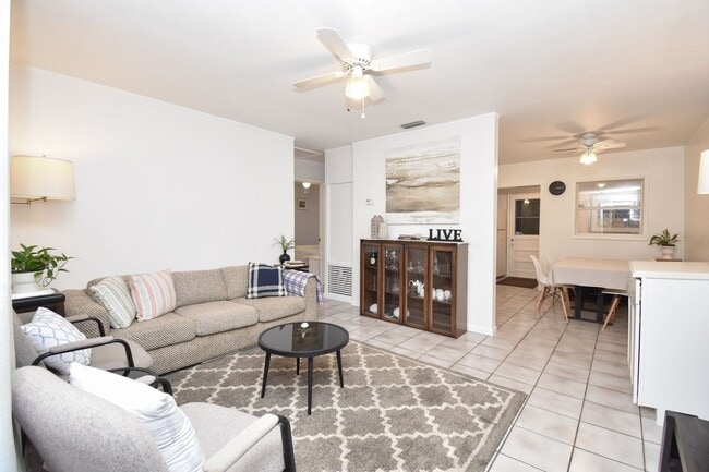 Building Photo - Very nice 2 bedroom 1 bath duplex!