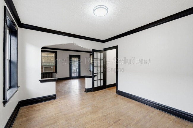 Building Photo - 5055 Lindenwood Ave