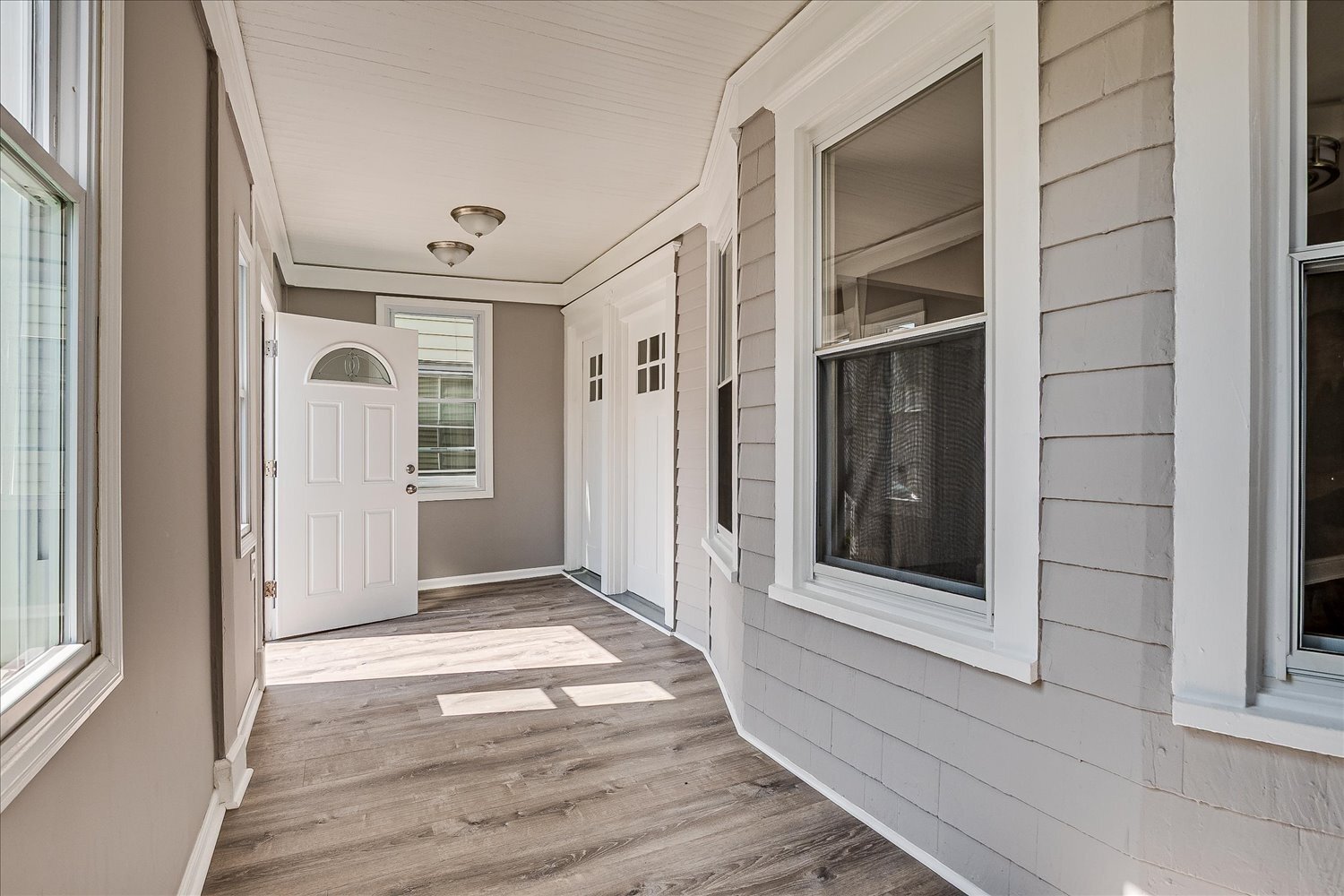 enclosed porch - 128 Berwick St