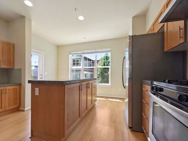 Building Photo - Spacious 3BR/3.5BA Townhome in Desirable E...