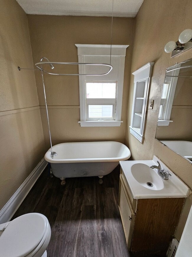 Building Photo - 1ST MONTH RENT FREE!!!