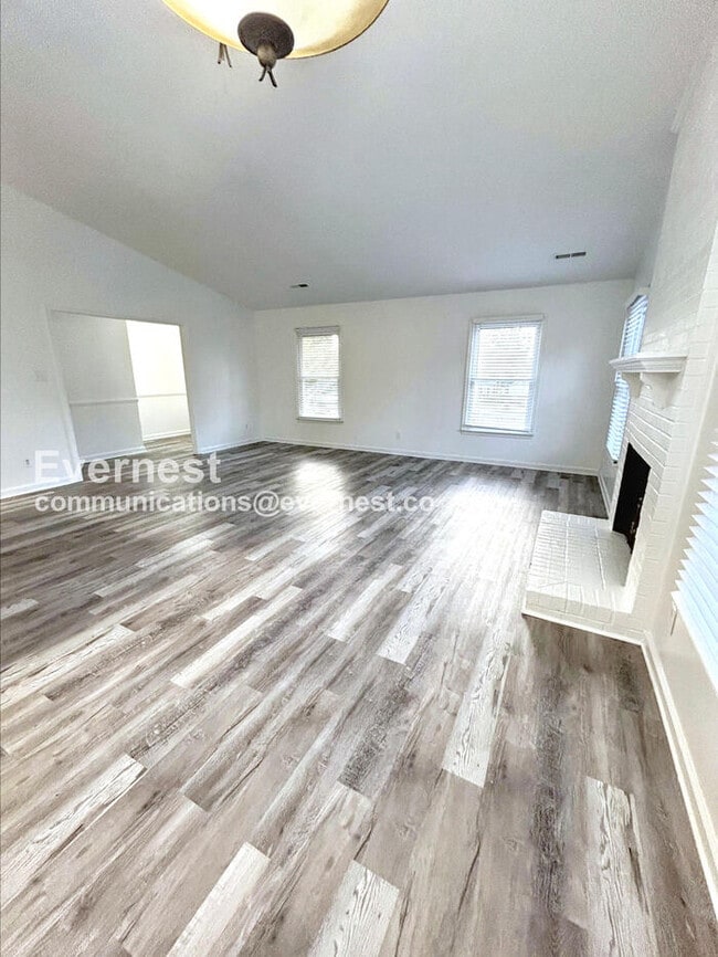 Building Photo - Limited Time Special Offer / 3 Bed/2 Bath Home with Off-Street Parking / Pet-Friendly / Available...