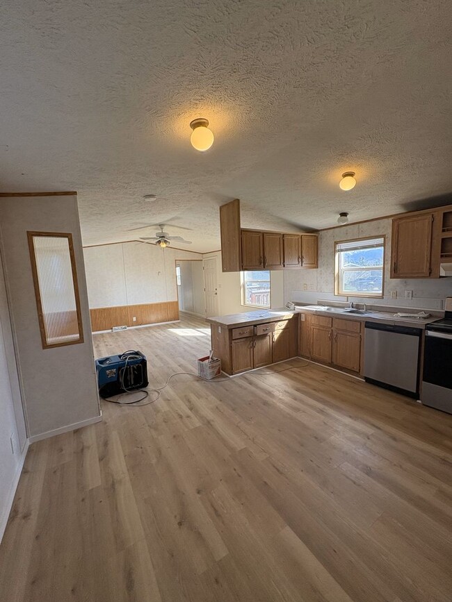 Building Photo - 4 Bed 2 Bath Module Home in Babcock Vista