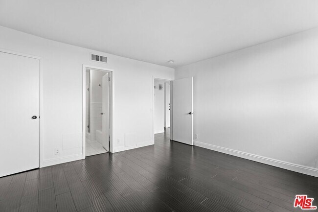 Building Photo - 100 S Doheny Dr