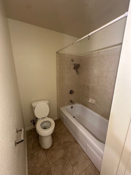 Building Photo - 2740 Mendonca Dr