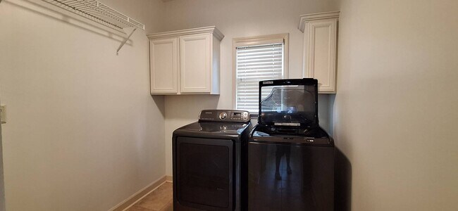 Building Photo - Gorgeous 5 bedroom 3 full bath home for rent
