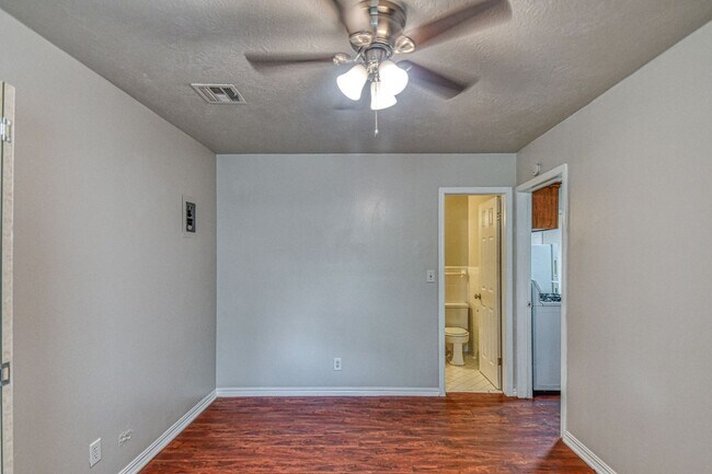 Building Photo - 711 S Jenkins Ave