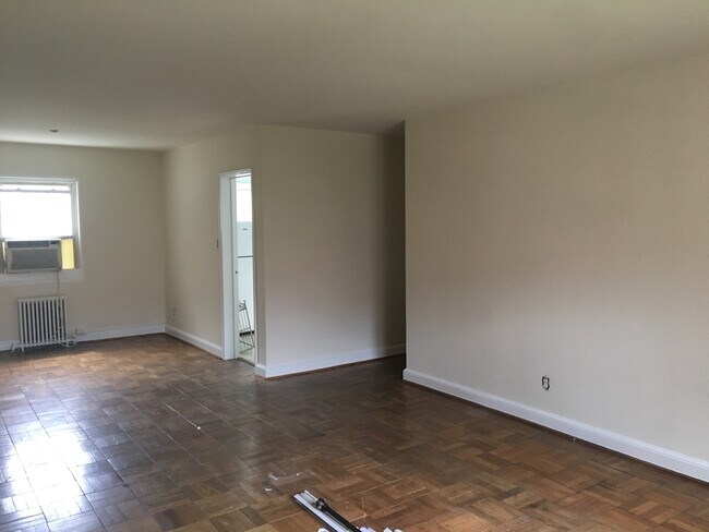 Building Photo - 2104 Hildarose Dr