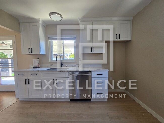 Building Photo - Freshly Updated, New Kitchen, Refinished R...