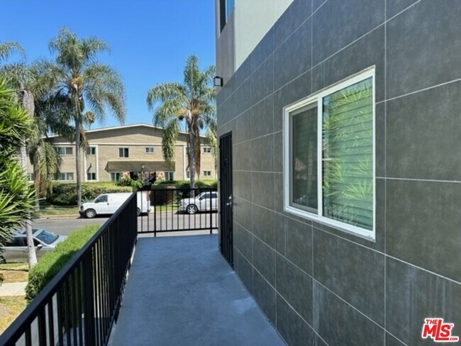 Building Photo - 4832 Rosewood Ave