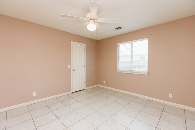Building Photo - **1 Story 3 Bedroom 2 Bath Home in Hutto, TX