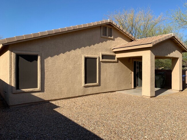 Building Photo - 3Bdm 2Ba Home, Popular Location, Available...