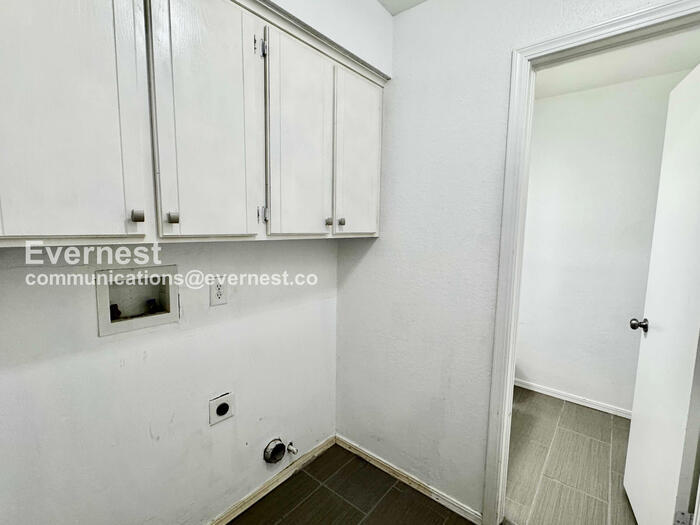 Building Photo - 5117 S Lions Ave