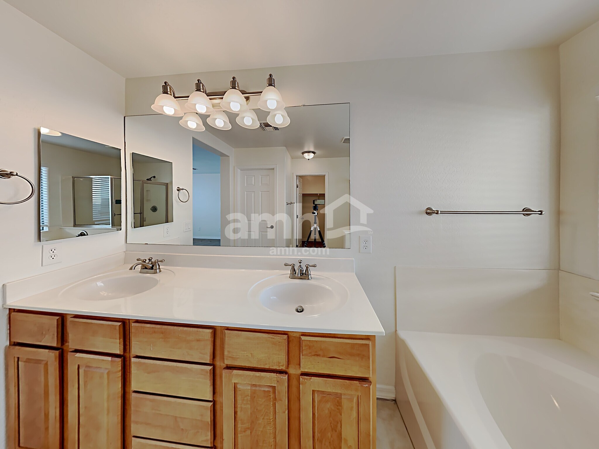 Building Photo - 15424 W Poinsettia Dr