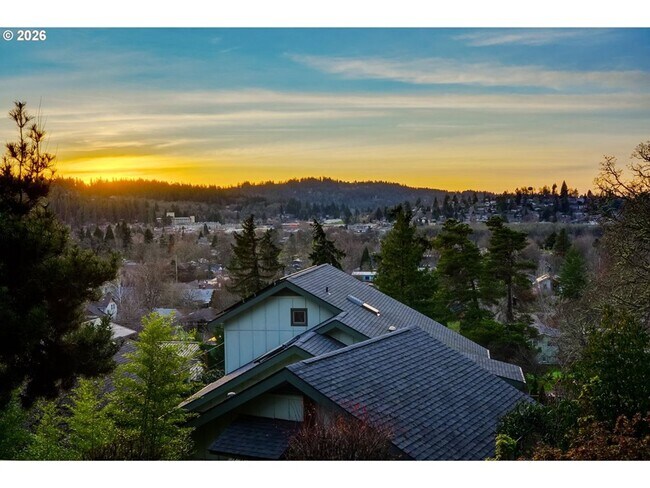 Building Photo - 2-Bedroom 1 1/2- bathroom Townhouse style duplex.