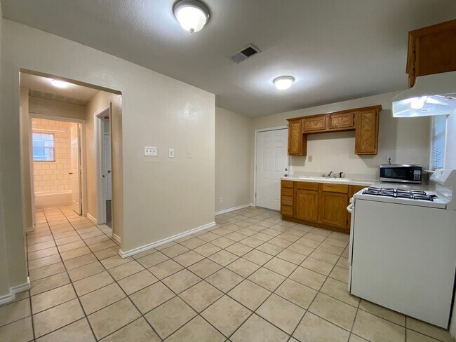 Building Photo - COMING SOON 3 BEDROOM 2 BATH HOME IN TCU AREA
