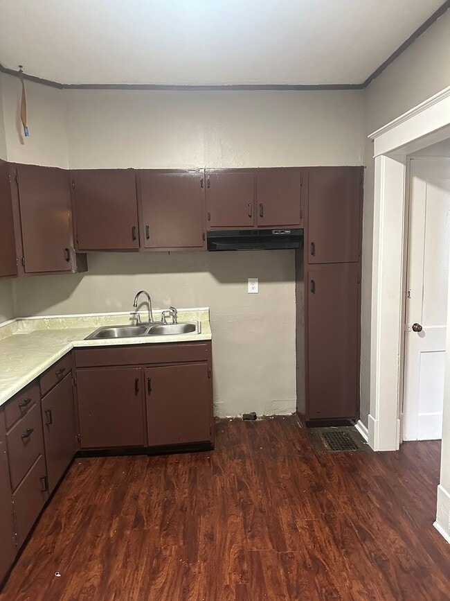 Building Photo - 636 N Oakland Ave