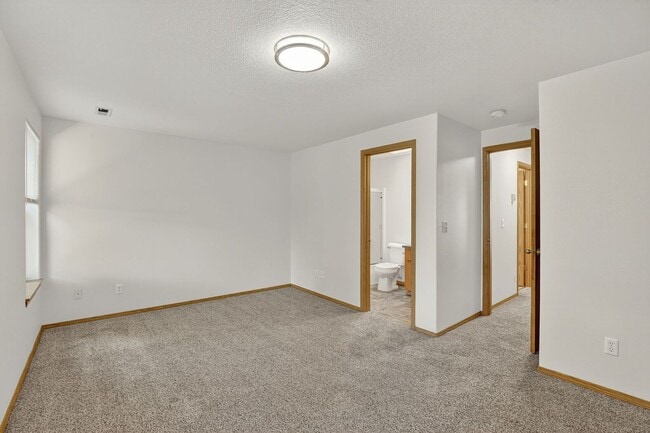 Building Photo - Great 2 story Townhome with Garage!