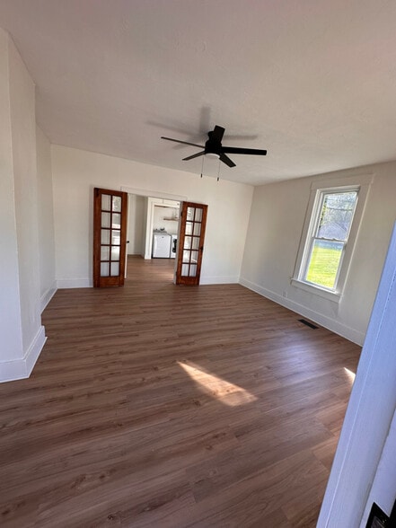 Building Photo - 564 Cooper Ave