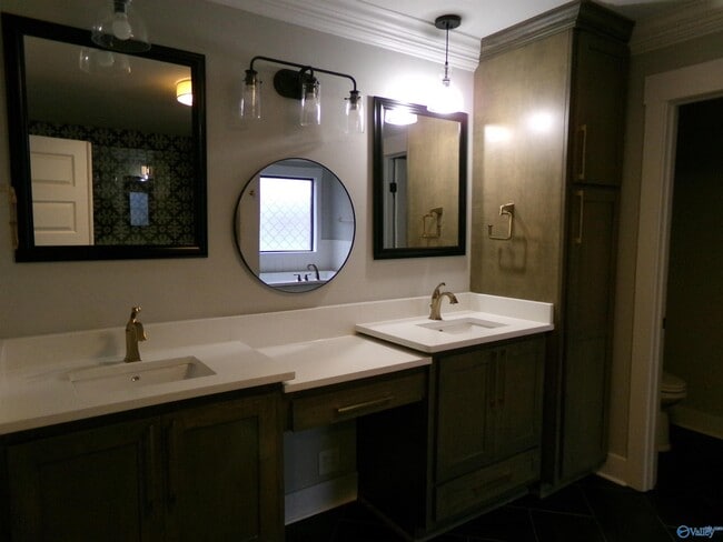 Building Photo - 505 Oshaughnessy Ave NE