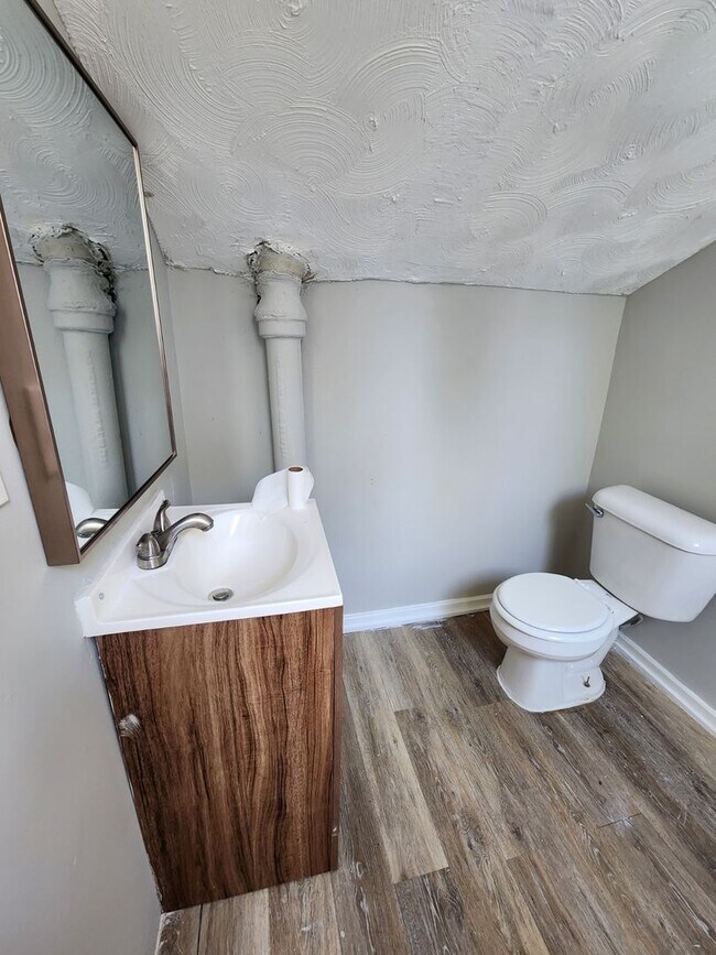 Building Photo - Two Bedroom Single Family Home!