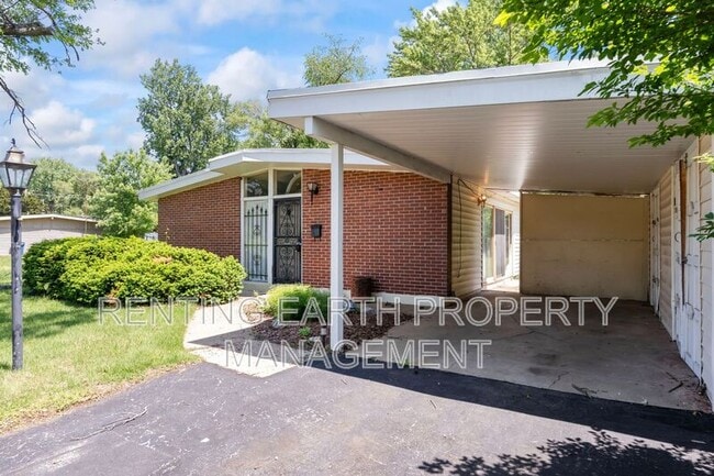 Building Photo - 6452 Evergreen Blvd