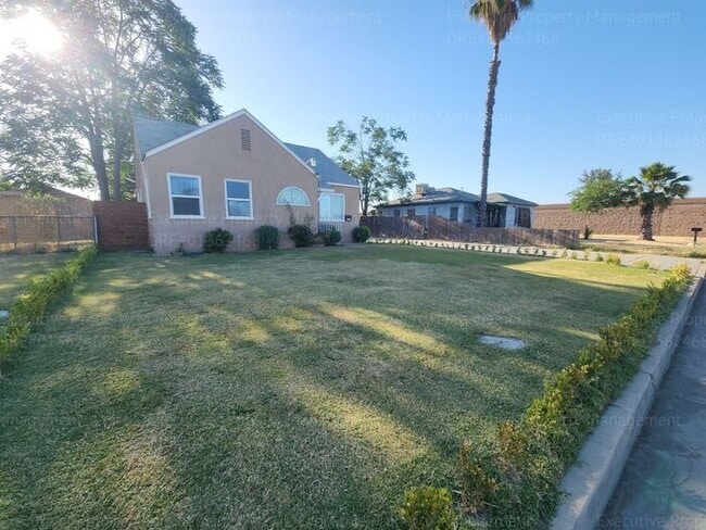 Building Photo - Charming 2 bedroom, 1 bathroom house near ...
