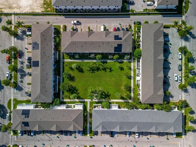 Building Photo - 757 SW 11th St