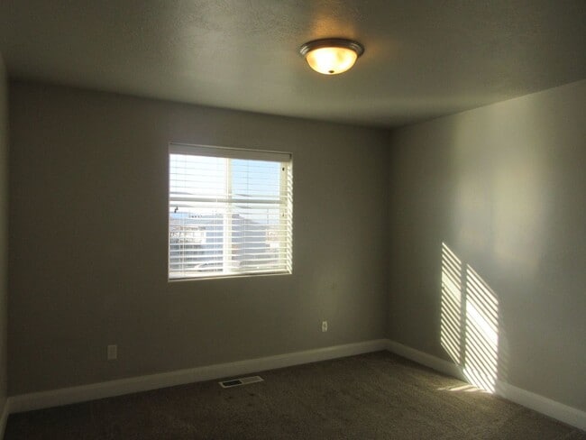 Building Photo - Newer townhome in the heart of Cedar City! Short Term Available.