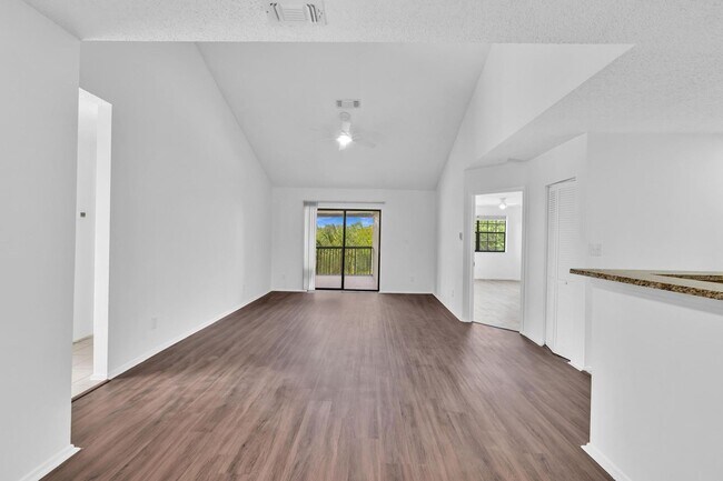 Building Photo - Beautiful 3 bedroom 2 bath condo in Coral Springs