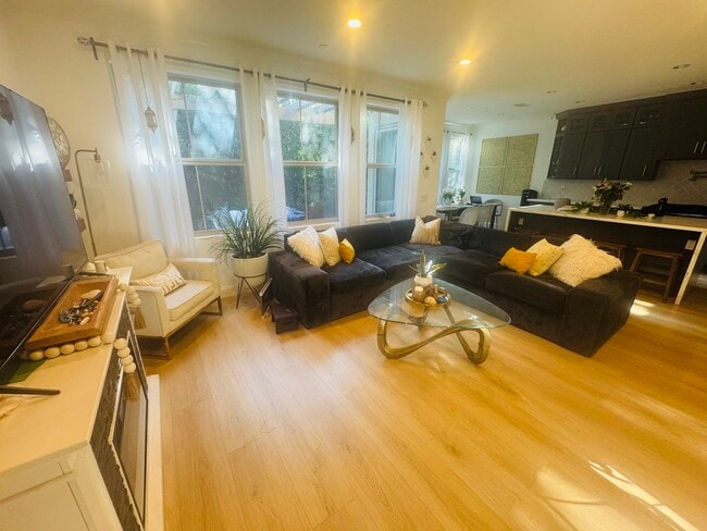 Building Photo - 113 Churchill