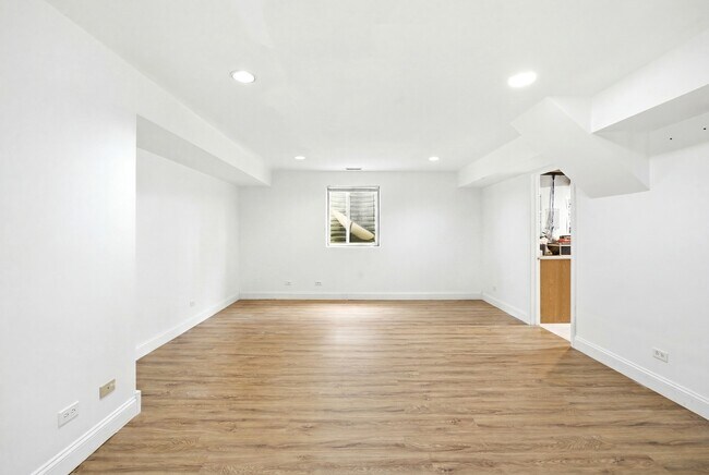 Building Photo - 9 Tenneyson Ct