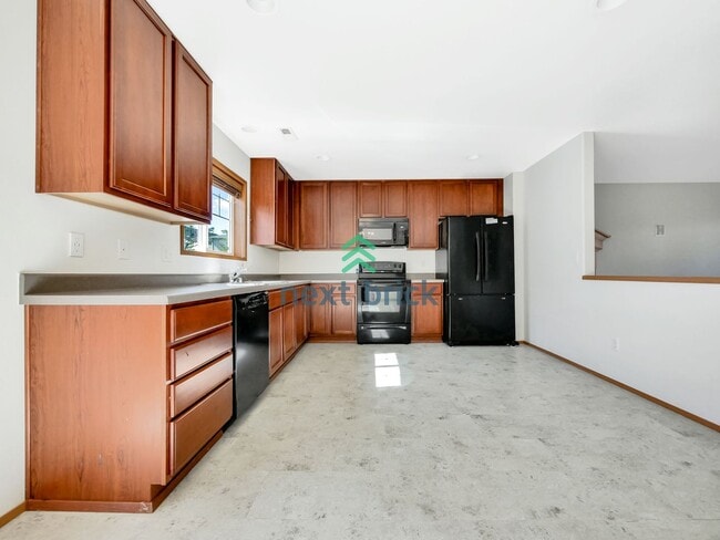 Building Photo - 4 Bed and 2.5 Bath Single-family Home is A...