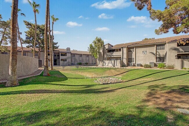 Building Photo - 533 W Guadalupe Rd