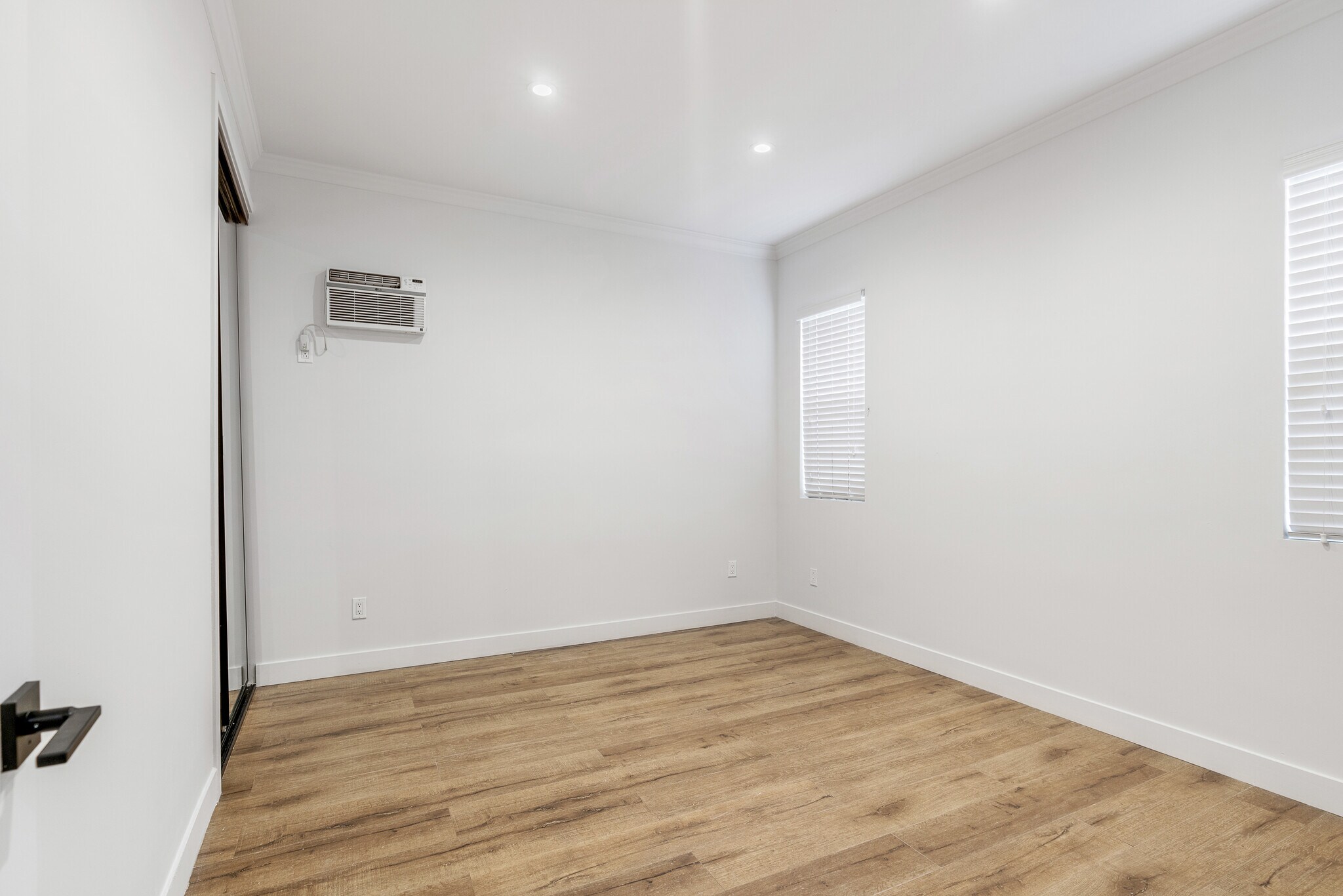 Building Photo - 4106 Oakwood Ave